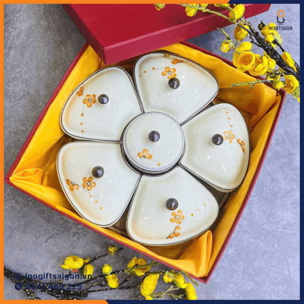Khay mứt Tết hoa mai: Quà tặng Tết may mắn, thịnh vượng
