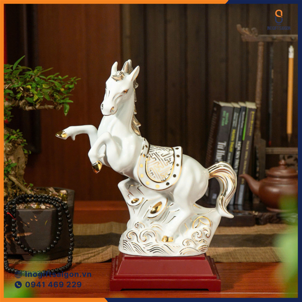 Tượng linh vật Tết Bính Ngọ: Xu hướng quà Tết 2026