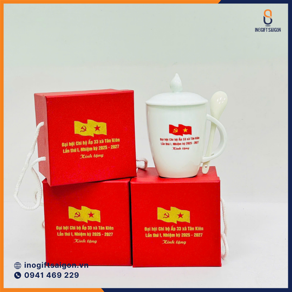 Ly sứ trắng:  Quà tặng Đại hội chi bộ