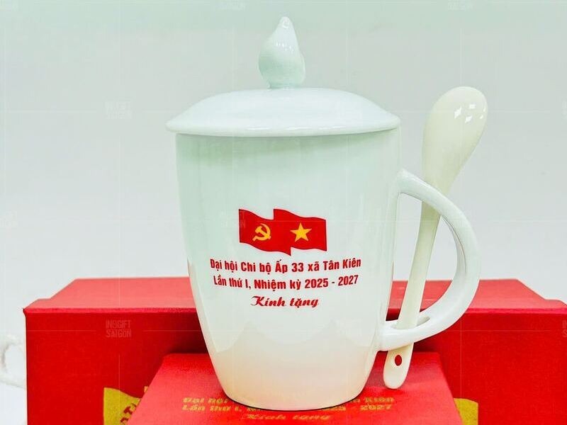 Ly sứ trắng in logo làm quà tặng